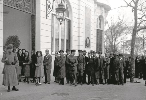 Colas para firmar en el libro de condolencias tras el fallecimiento de Alfonso XIII, en marzo de 1941