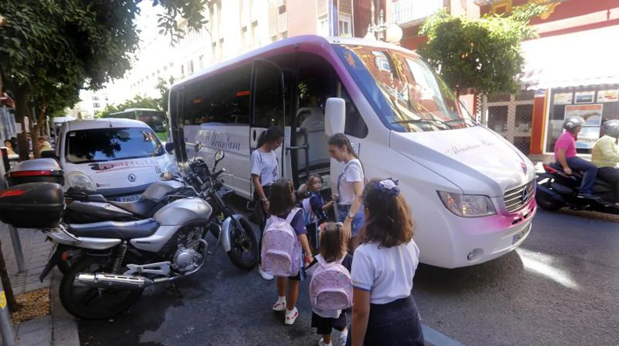Niños subiendo a un autobús escolar