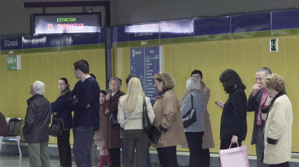 Usuarios de Metrosur, en una de las estaciones de la línea