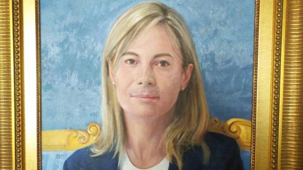 Retiran el retrato oficial de la exalcaldesa de Alicante Sonia Castedo al que habían pintado bigote