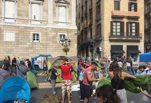 Decenas de independentistas vuelven a acampar ante el Palau de la Generalitat