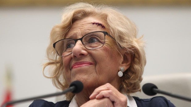 Carmena reaparece con una gran brecha en la cabeza tras su accidente