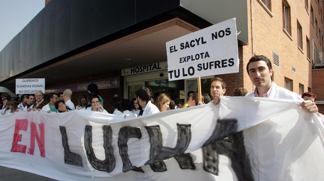 Medicos interinos protestan frete a las puertas del Hospital Clínico de Valladolid, en una imagen de archivo