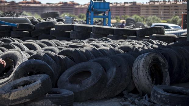 El mayor depósito de neumáticos de Castilla-La Mancha tiene los días contados