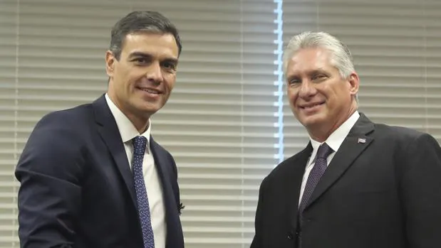 El presidente del Gobierno español, Pedro Sánchez con el presidente de Cuba, Miguel Díaz-Canel, durante la reunión