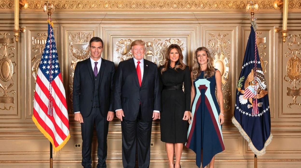 La Casa Blanca divulgó hoy la foto del presidente de Estados Unidos, Donald Trump, y del jefe del Gobierno español, Pedro Sánchez, junto a sus respectivas esposas