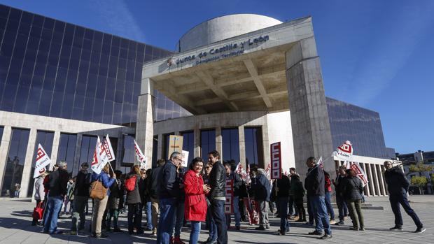 El 80% de funcionarios de la Junta de Castilla y León se jubilará en diez años, según CC.OO.