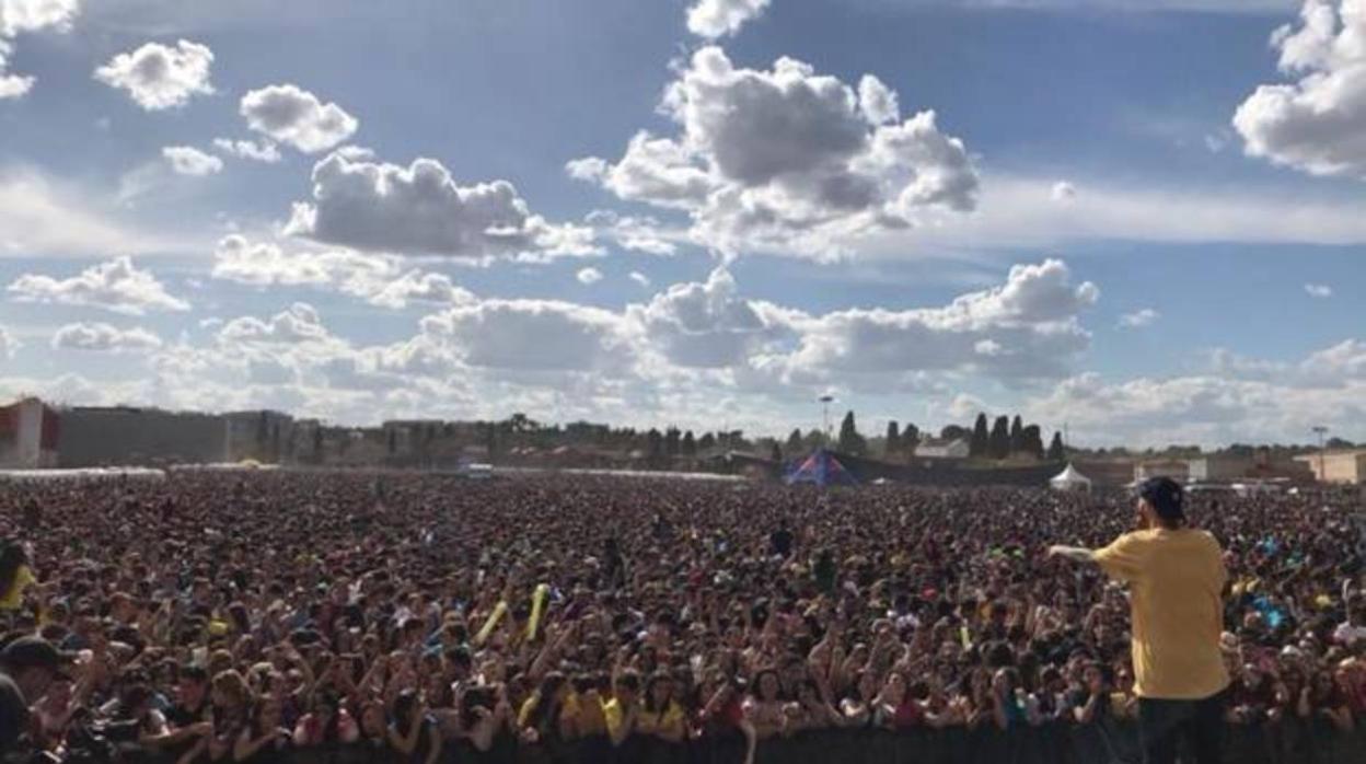 Un momento del «macrobotellón» durante el festival universitario de paellas en Moncada