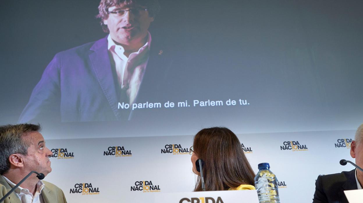 Carles Puigdemont y los portavoces de la «Crida» en Barcelona