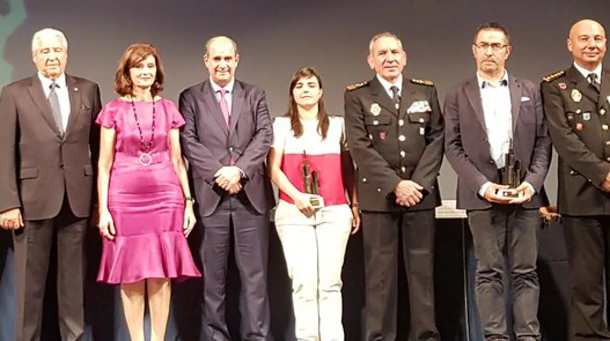 Esther Blanco (centro), galardonada en los Premios de Periodismo Fundación Policía Española