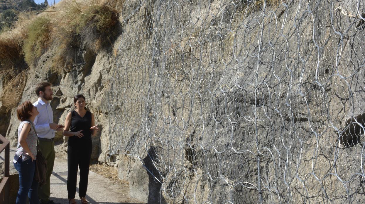 Noelia de la Cruz, concejal de Obras, durante a la visita a las obras de la senda