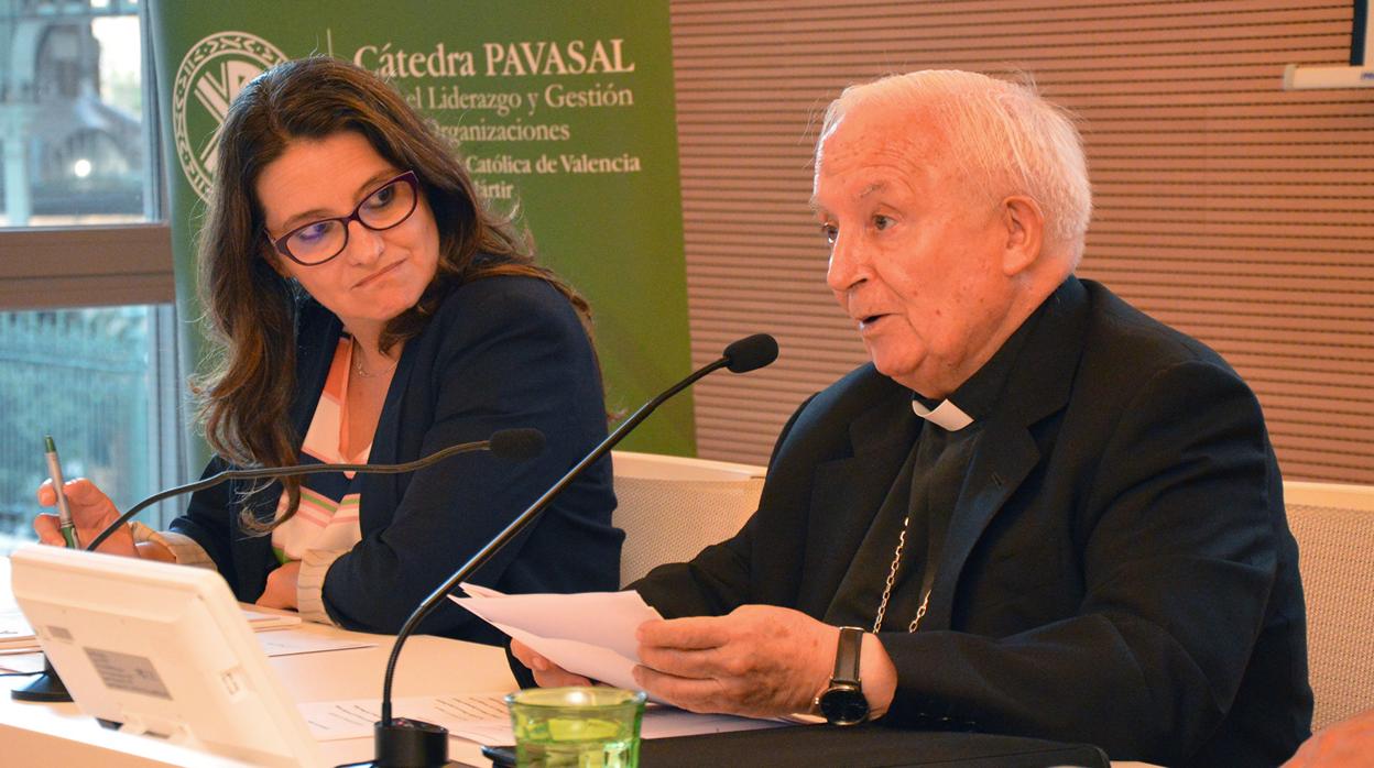 Oltra junto al cardenal Cañizares, en la tribuna de la Universidad Católica de Valencia