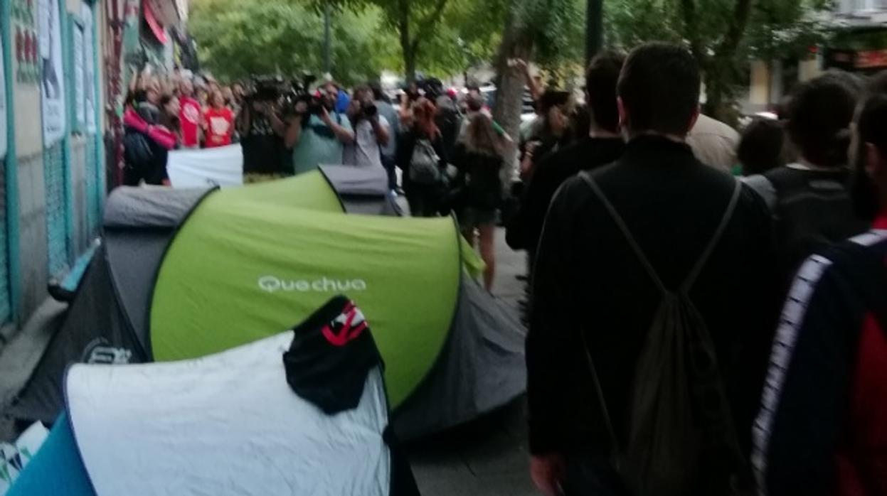 Manifestantes congregados en Lavapiés con tiendas de campaña donde han pasado la noche