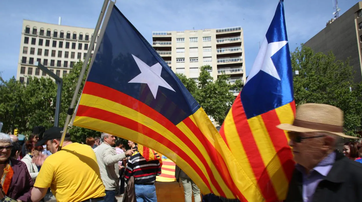 Banderas durante un acto identitrio en el centro de Zaragoza