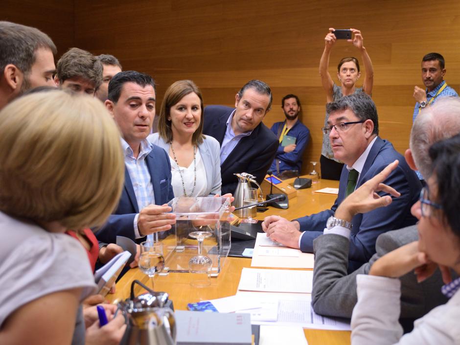 Los partidos debaten en la constitución de la comisión de Taula