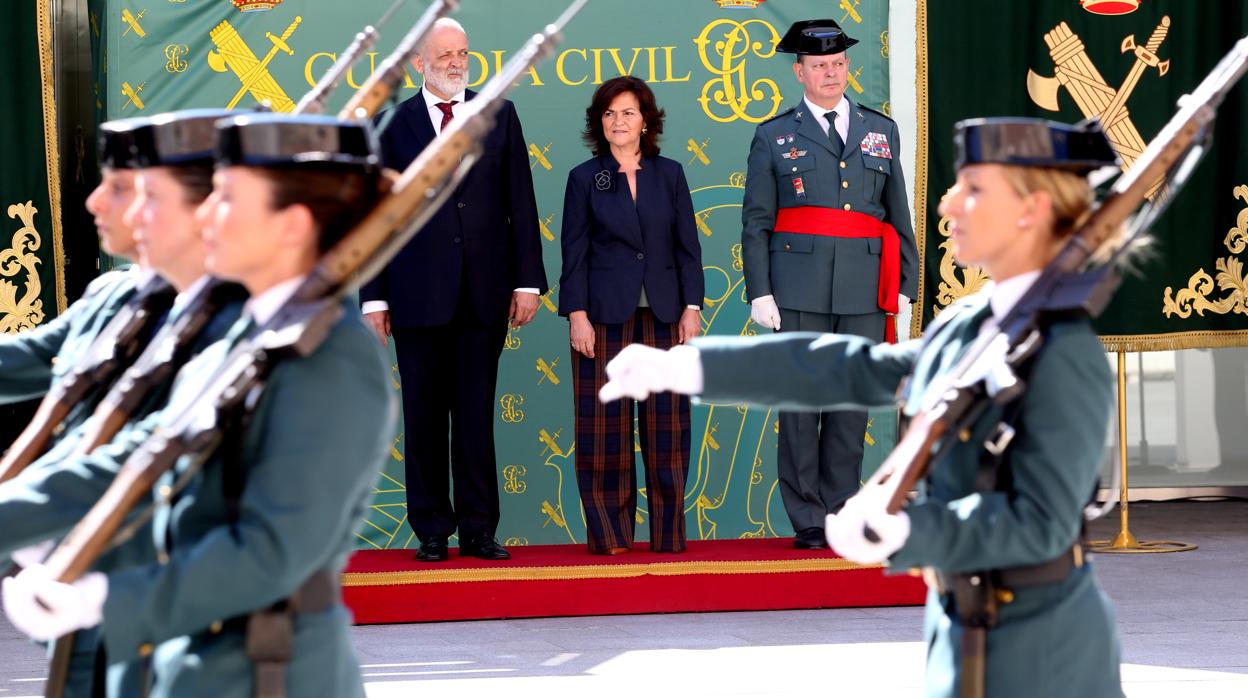 Agentes de la Guardia Civil desfilan ante la vicepresidenta del Gobierno, Carmen Calvo