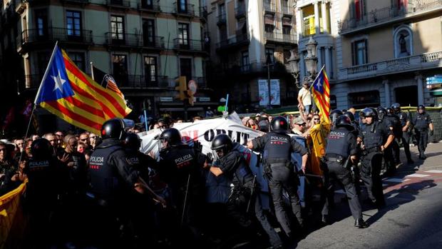 Tensión y cargas en el centro de Barcelona por la doble manifestación de independentistas y policías