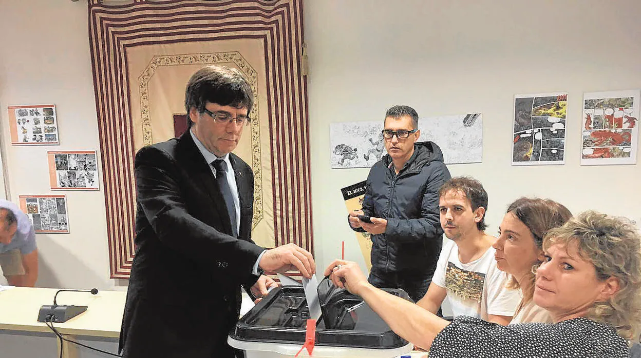 Puigdemont vota en el referéndum ilegal del 1 de octubre de 2017