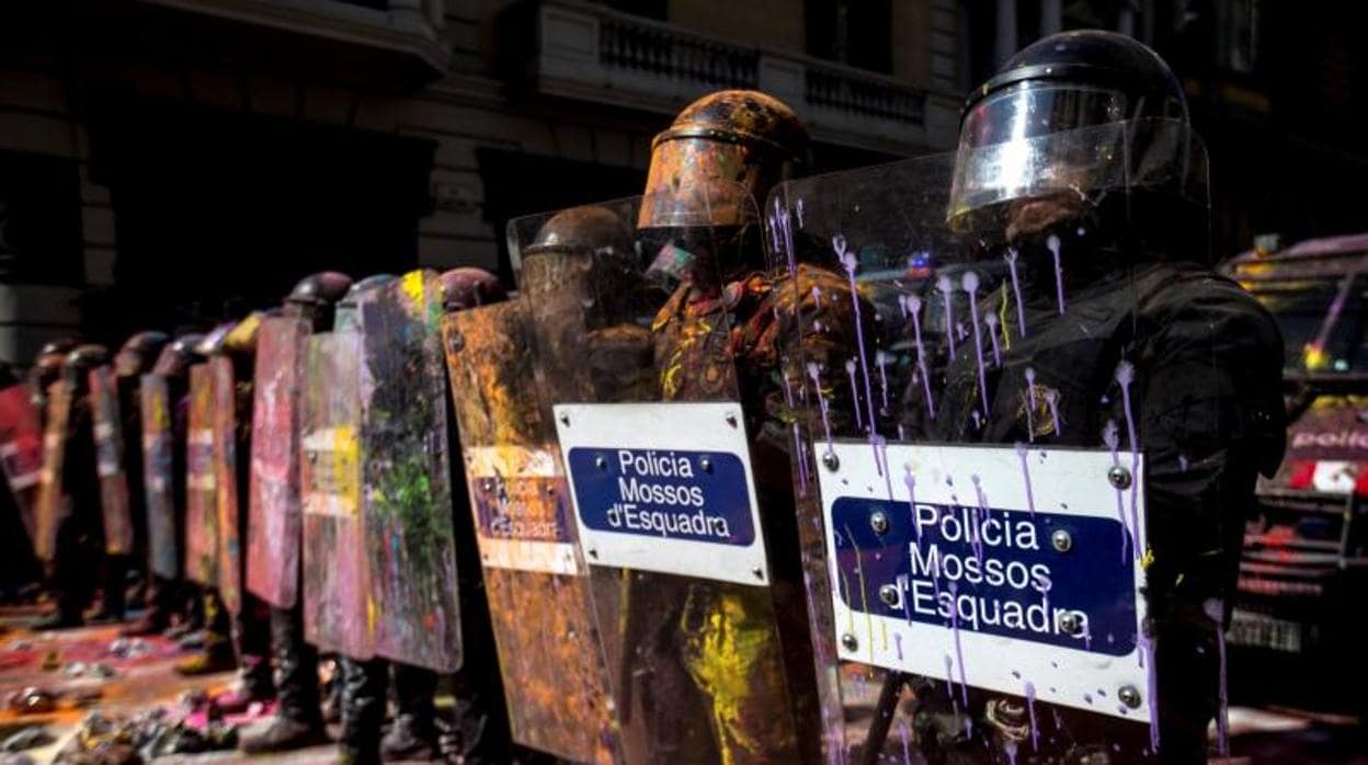 Los Mossos d´Esquadra, este sábado en Barcelona, durante una manifestación independentista