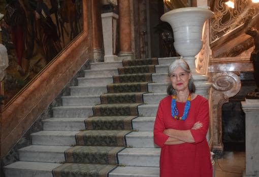 Lourdes Vaquerdo, directora del Museo Cerralbo, en la escalinata del palacete