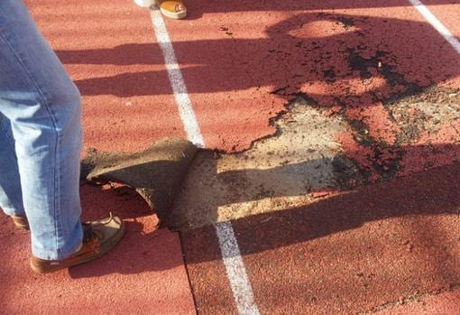 Hay tramos donde asoma el cemento y supone un gran riesgo para los atletas