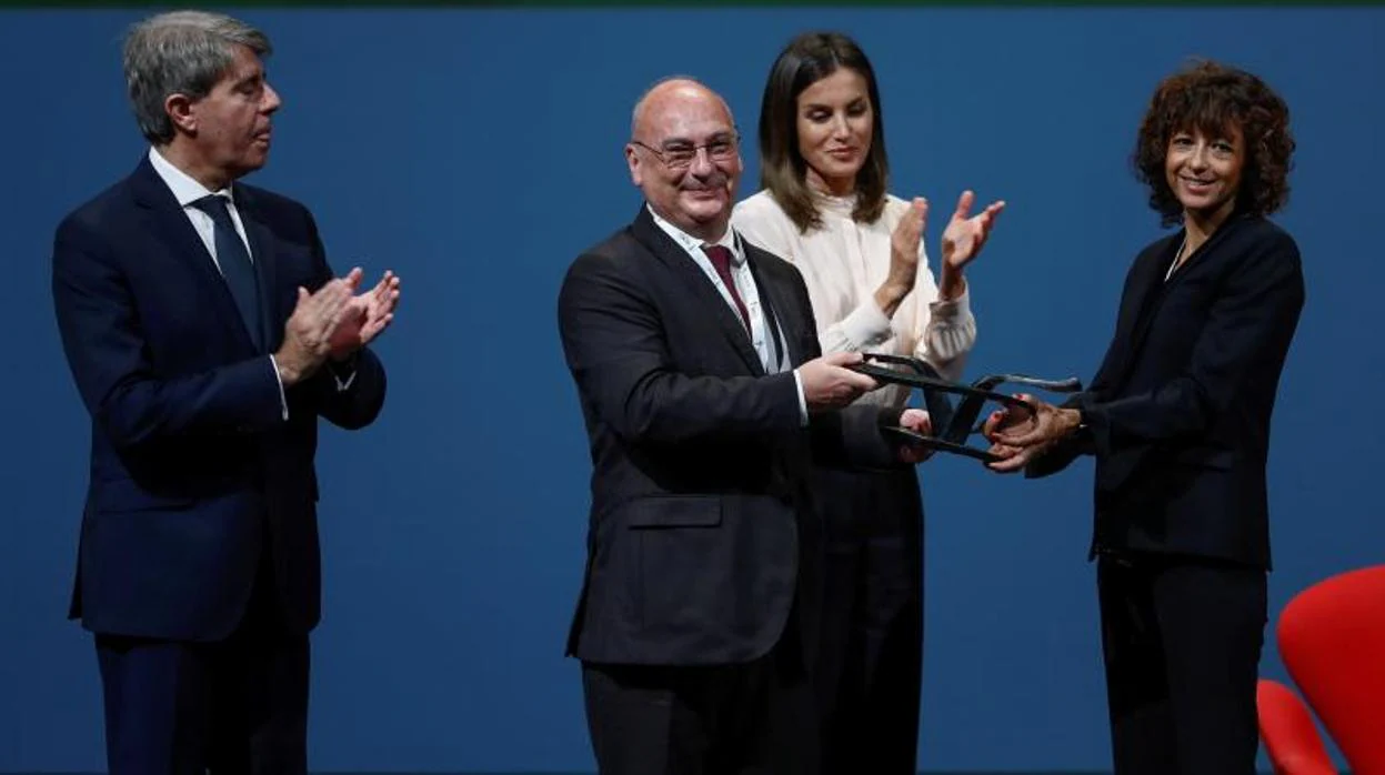 Martínez Mojica y Emmanuelle Charpentier reciben el premio V de vida de mano de la Reina, hace unas semanas