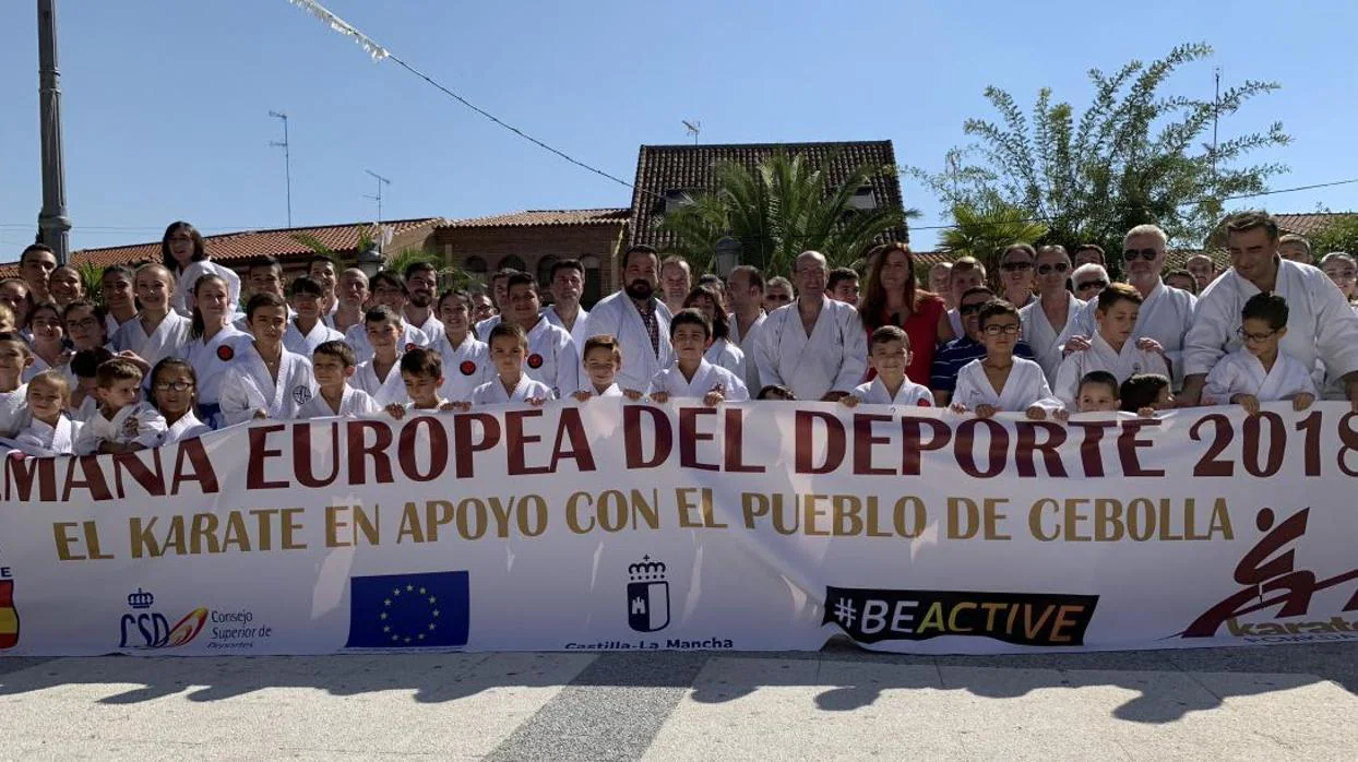 Casi 80 karatecas han participado en un acto de solidaridad en Cebolla