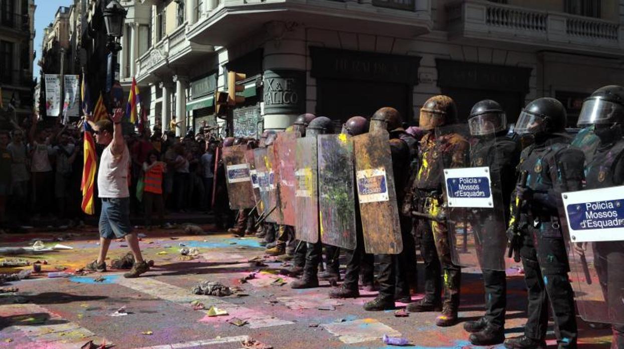 Mossos, atacados ayer con pinturas por los colectivos anticapitalistas