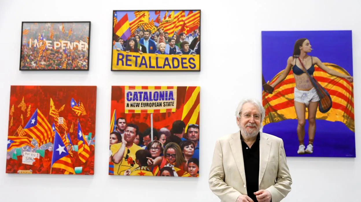 Imagen de Antoni Miró posando junto a a algunas de sus obras