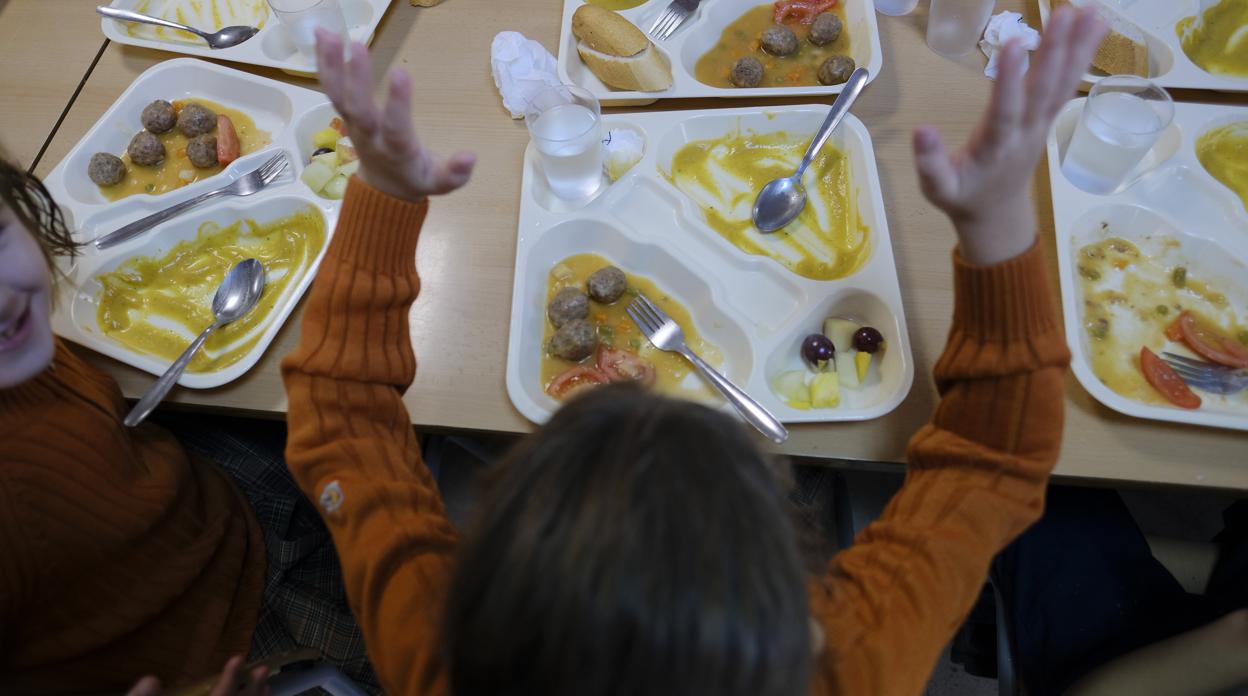 Varios niños toman el menú diario en un comedor de un centro escolar del barrio de Las Suertes