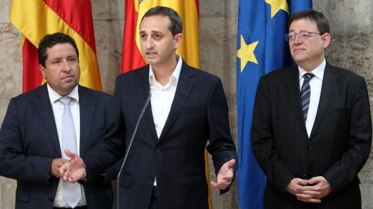 Sánchez (centro) junto a Puig en un acto institucional de las diputaciones en Valencia
