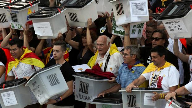 Miles de personas marchan en Barcelona para reivindicar el «mandato» del 1-O