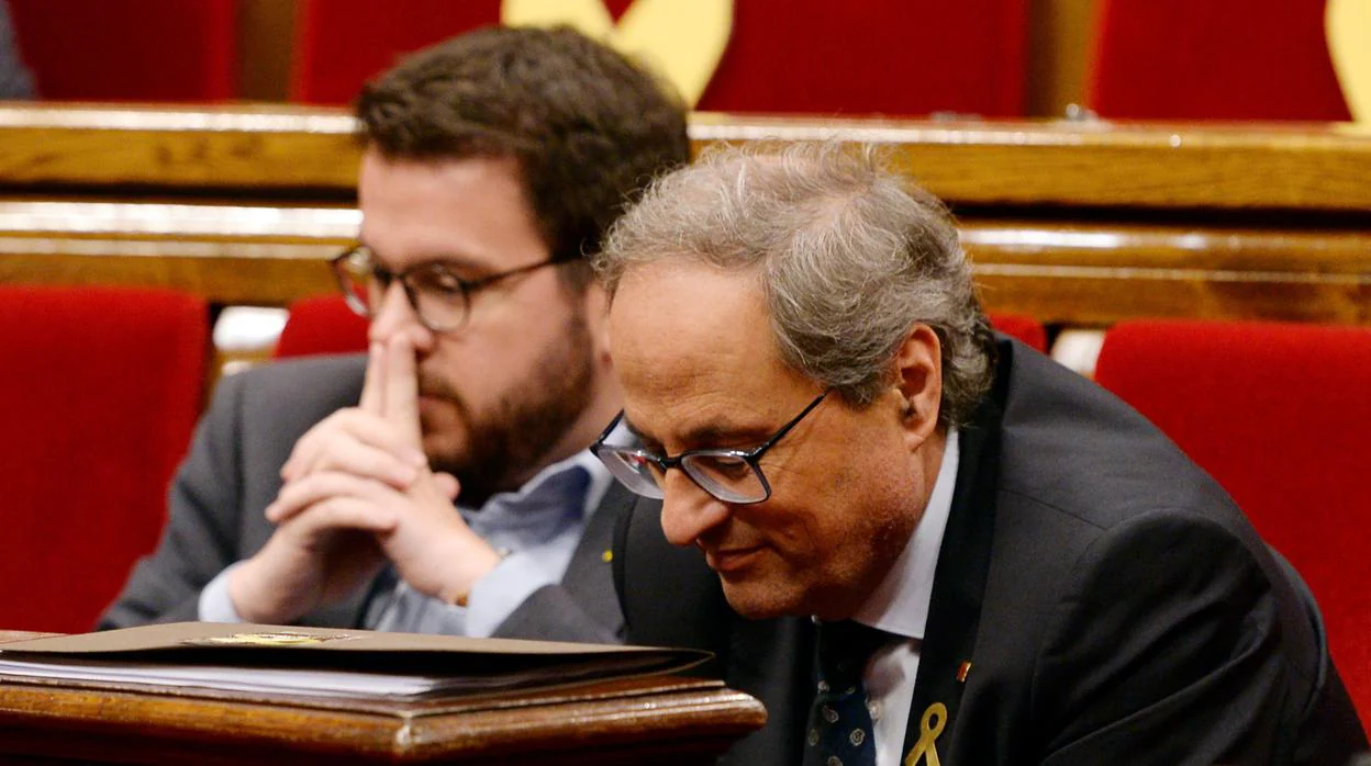 El presidente, Quim Torra, y el vicepresidente, Pere Aragonès, este martes en el Parlament