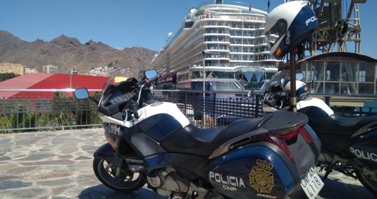 Una unidad de la Policía Nacional custodia un crucero en Canarias