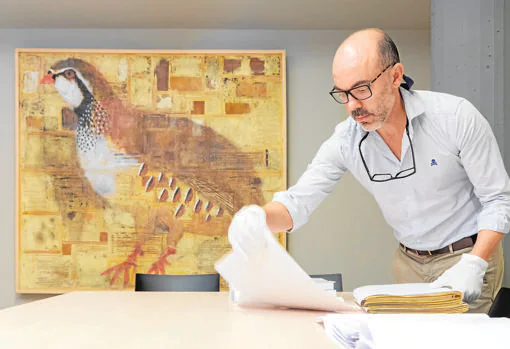 El director de la Fundación Miguel Delibes, Javier Ortega, con material de «El Hereje»