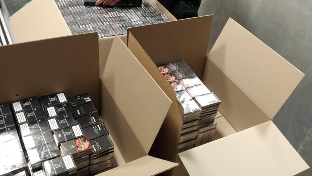 Hallan más de 2.700 cajetillas de tabaco ocultas en las maletas de tres mujeres que volaban de Moscú