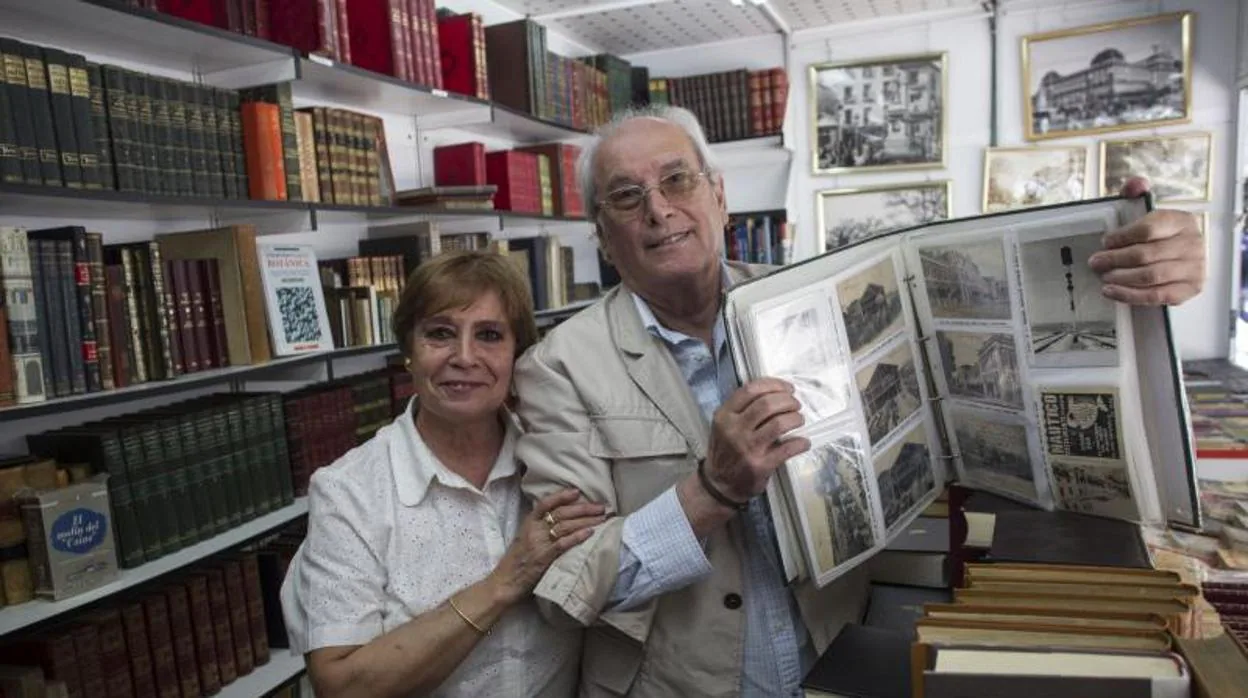 Pilar Álvarez y Juan Molina posan con su colección de postales