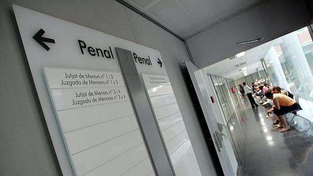 Viola a la hija de su expareja en Valencia y le ofrece cinco euros para que no cuente nada