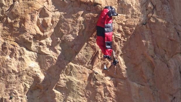 Los Bomberos rescatan a un parapentista colgado a cien metros cuando intentaba un salto base en Alicante