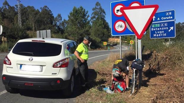 Fallos del GPS: Un ciclista australiano, cazado circulando por una autovía gallega «en dirección a África»