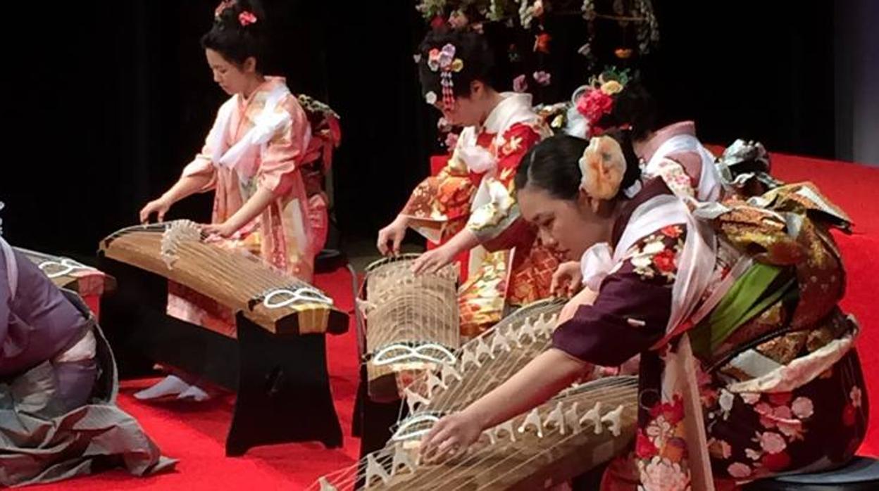 Un grupo de nipones tocando el koto o arpa tradicional japonesses