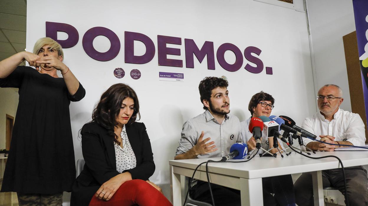 Antonio Estañ, junto a cargos de Podemos en una imagen de archivo