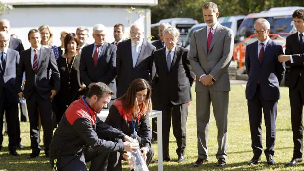 Felipe VI coloca la primera piedra de las nuevas instalaciones de Petronor en Musques
