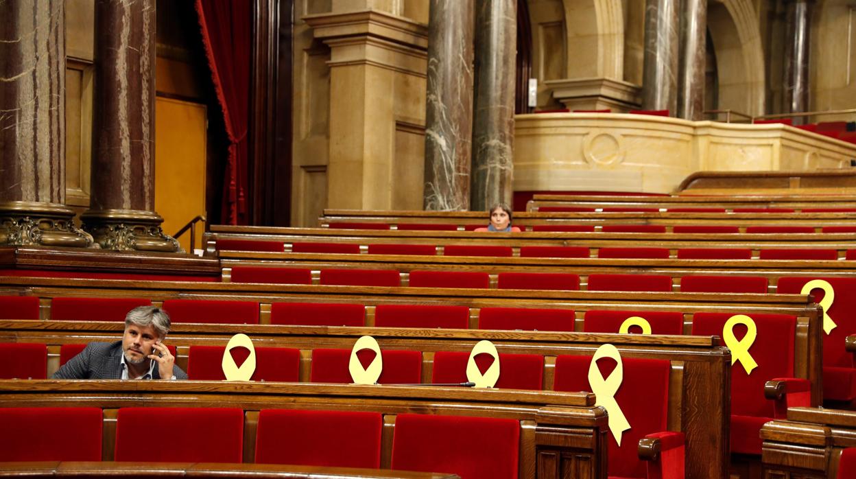 El portavoz de Junts per Catalunya, Albert Batet, en el Parlament antes del pleno