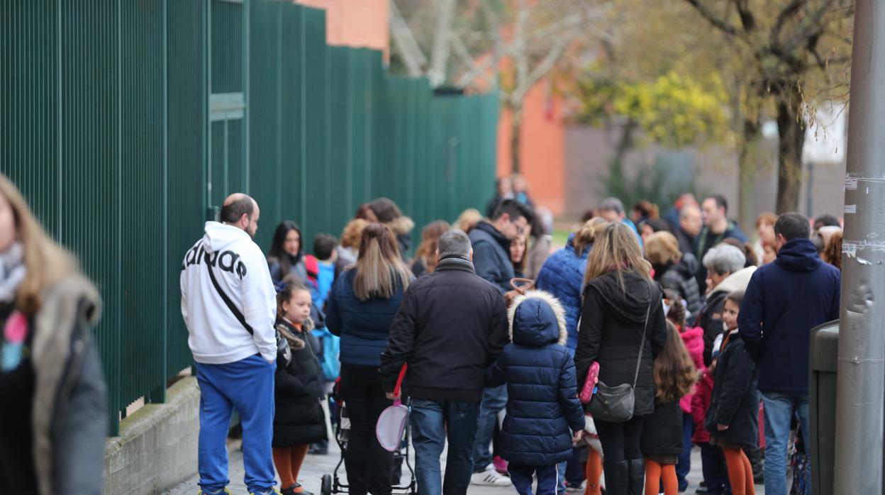 Padres y alumnos, a las puertas de un colegio en Madrid