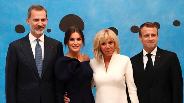 Los Reyes visitan la exposición de Joan Miró en París junto a Emmanuel Macron