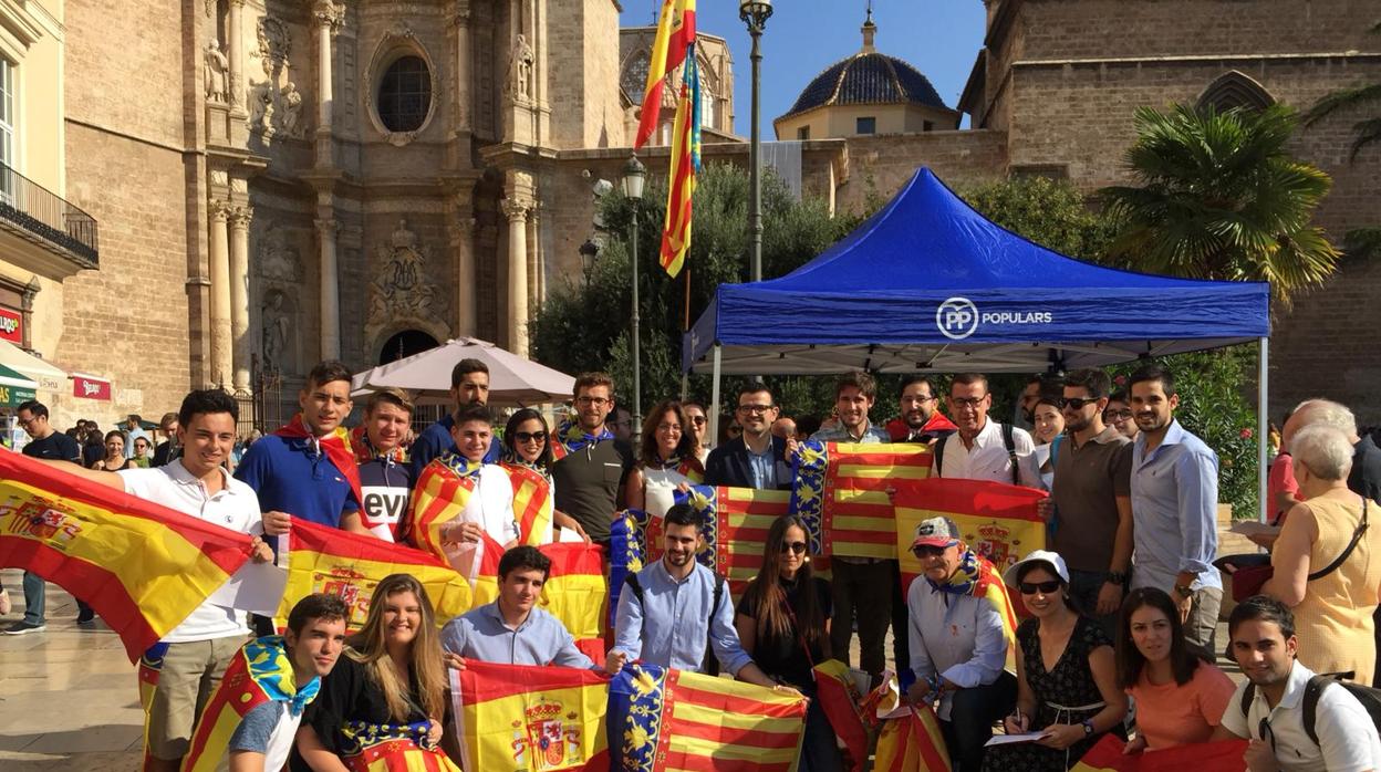 Presentación de la campaña «Trau la Senyera» en el centro de Valencia