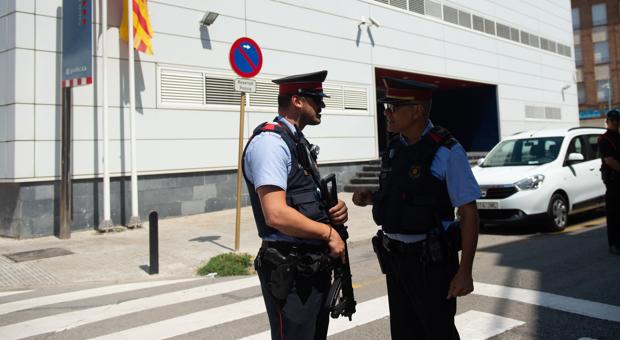 Archivan la causa contra la mossa que abatió al supuesto terrorista de Cornellà