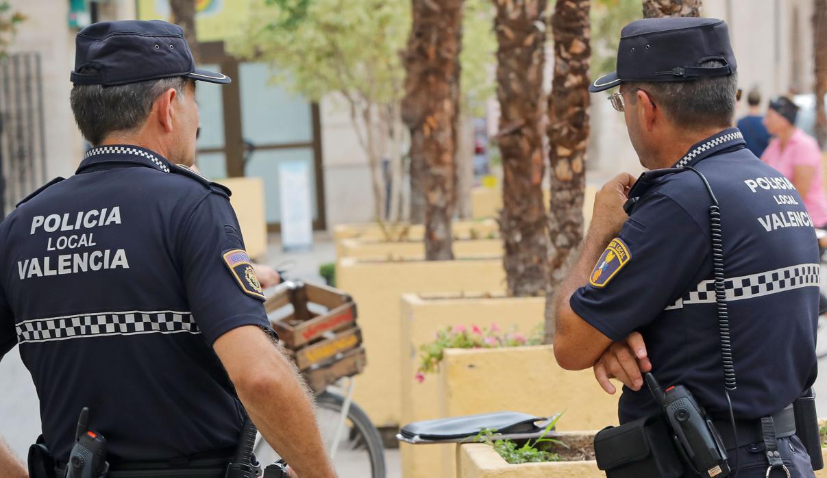 Imagen de archivo de dos efectivos de la Policía Local en Valencia