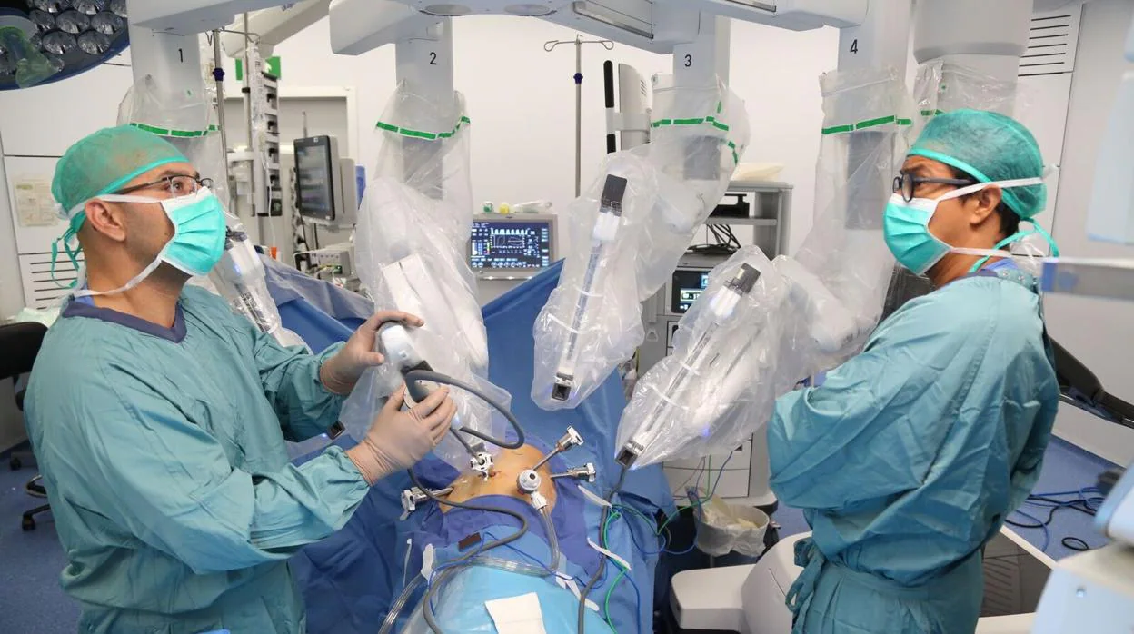 Cirujanos del Vall d'Hebron en un momento de la intervención con el robot
